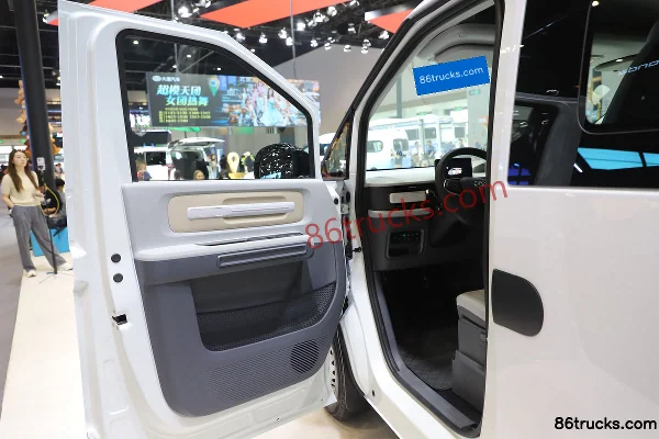 SAIC MAXUS Dana Range Extender 2026 Model Multi-Function Standard Type 7-Seat Long Wheelbase Low Roof Light Bus CATL 50kWh Cab (1) | 86Truck