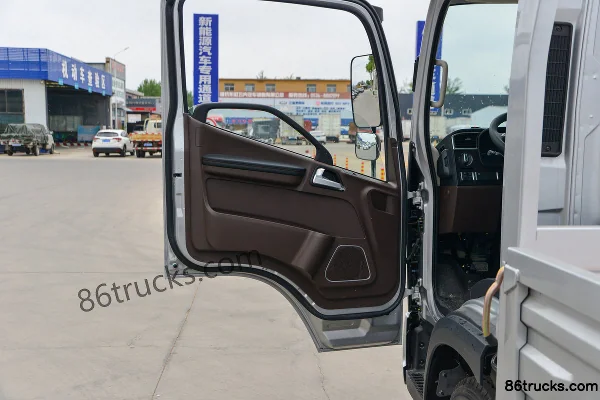 FAW Jiefang Lingtu 180hp 4X2(6 wheels) 5.2m single-row flatbed cargo truck (Fast Gear 8-speed) Cab (2) | 86Trucks