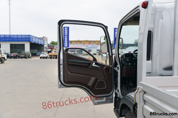 FAW Jiefang Lingtu 180hp 4X2(6 wheels) 5.2m single-row flatbed cargo truck (Fast Gear 8-speed) Cab (1) | 86Trucks