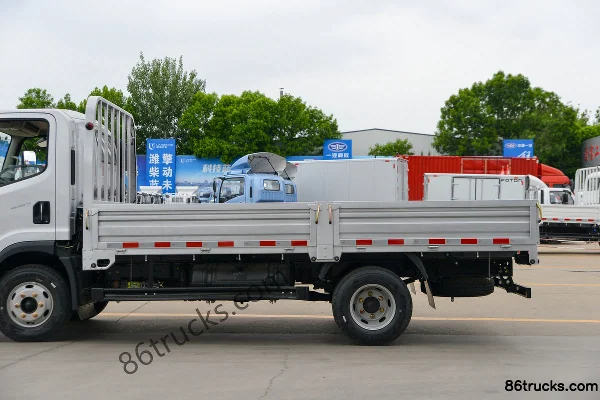 FAW Jiefang Lingtu 180hp 4X2(6 wheels) 5.2m single-row flatbed cargo truck (Fast Gear 8-speed) Body (2) | 86Trucks
