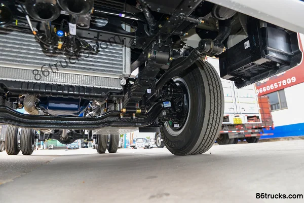Lanqing·Long X7 2.5L Diesel 185hp 4X2(6 wheels) Fast Gear 8-Speed 3.85m Half-Cab Stake Truck Chassis (3) | 86Trucks