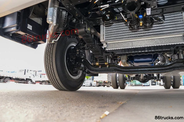 Lanqing·Long X7 2.5L Diesel 185hp 4X2(6 wheels) Fast Gear 8-Speed 3.85m Half-Cab Stake Truck Chassis (2) | 86Trucks