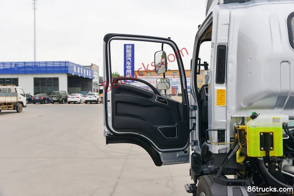 SHACMAN Commercial Vehicle Delong G1 2.5L Diesel 137 hp 4X2(6 wheels) Fast Gear 5-Speed 3.87m Semi-Row Stake Truck Cab (1) | 86Trucks