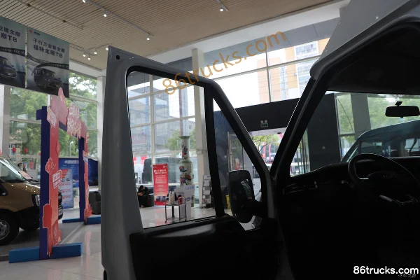 JMC Fushun 2023 model Commercial 146hp 2.0T diesel short wheelbase 6-seat medium-high roof multi-purpose passenger vehicle Cab (1) | 86Truck