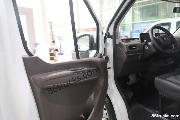 JMC Fushun 2025 model bright window version pure electric 7-seat 5.185m medium wheelbase medium roof light bus 53.58kWh Cab (3) | 86Trucks