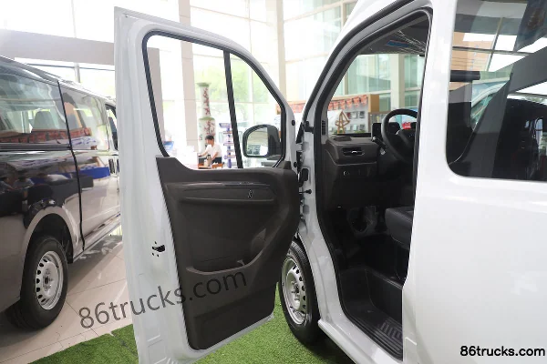 JMC Fushun 2025 model bright window version pure electric 7-seat 5.185m medium wheelbase medium roof light bus 53.58kWh Cab (1) | 86Trucks