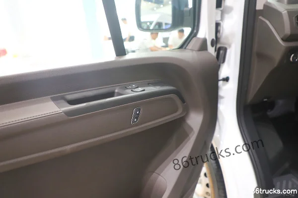 JMC E Fushun 2025 Windowed Edition 7-seat medium wheelbase low roof electric light bus CATL 77.28kWh Cab (2) | 86Trucks