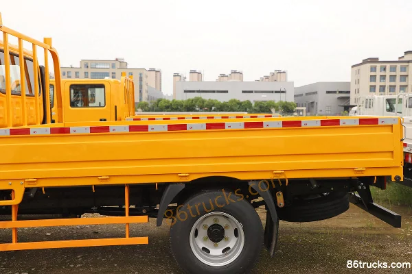 JMC New Shunda Narrow Body Luxury 2.5L Diesel 136hp 4X2(6 wheels) WLY 5-Speed 3.2m Double Row Flatbed Light Truck (2) | 86Trucks