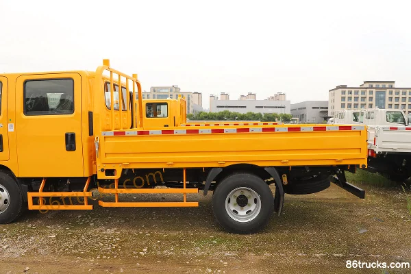 JMC New Shunda Narrow Body Luxury 2.5L Diesel 136hp 4X2(6 wheels) WLY 5-Speed 3.2m Double Row Flatbed Light Truck (1) | 86Trucks