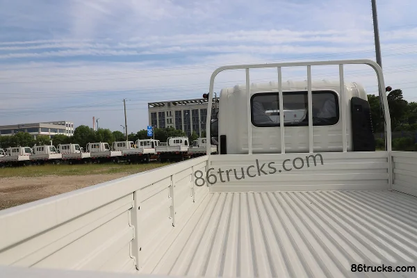 JMC Blue Whale Medium Body 2.5L Diesel 174 hp 4X2(6 wheels) Fast Gear 8-speed 3.2m Double-row Flatbed Light Truck (3) | 86Trucks