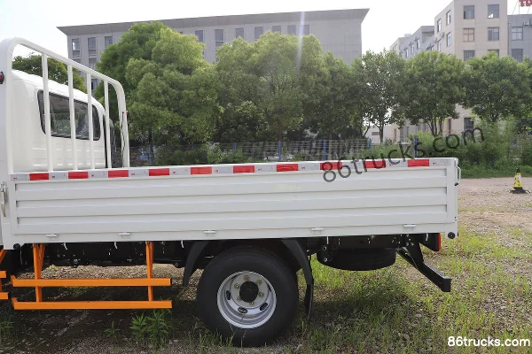 JMC Blue Whale Medium Body 2.5L Diesel 174 hp 4X2(6 wheels) Fast Gear 8-speed 3.2m Double-row Flatbed Light Truck (2) | 86Trucks