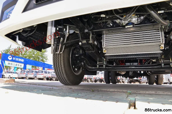 JAC Lingpao L6 CNG 150hp 4X2(6 wheels) Xingrui 6-speed 3.82m semi-row van light truck Chassis (2) | 86Trucks