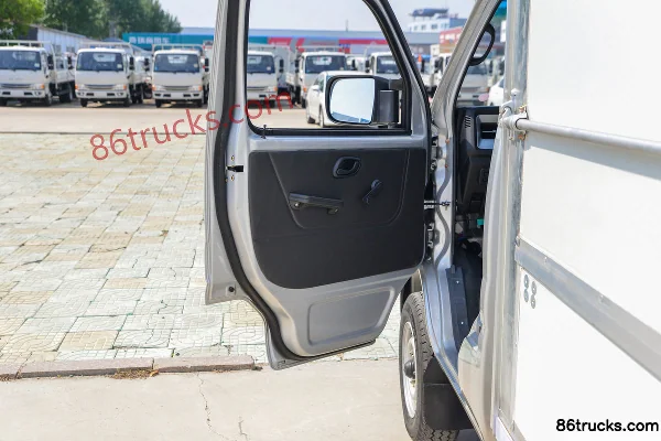 Dongfeng Xiaobawang W08 1.6L 123hp 4X2(6 wheels) 3.05m single-row wing-opening box truck (single rear tire) Cab (2) | 86Trucks