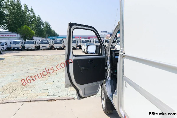 Dongfeng Xiaobawang W08 1.6L 123hp 4X2(6 wheels) 3.05m single-row wing-opening box truck (single rear tire) Cab (1) | 86Trucks