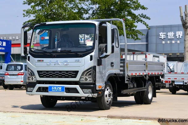 JAC Lingpao L6 2.5L Diesel 150hp 4X2(6 wheels) 6-Speed 3.85m Single Row Flatbed Light Truck Exterior (3) | 86Trucks