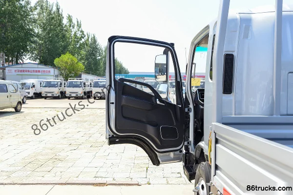 JAC Lingpao L6 2.5L Diesel 150hp 4X2(6 wheels) 6-Speed 3.85m Single Row Flatbed Light Truck Cab (1) | 86Trucks