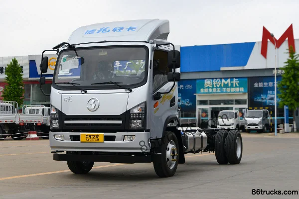 SHACMAN Commercial Vehicle Delong G1 2.5L Diesel 137 hp 4X2(6 wheels) Fast Gear 5-Speed 3.87m Semi-Row Stake Truck Exterior (3) | 86Trucks