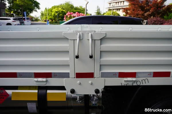 Feidi 7 2.7L CNG 190 ch 4X2(6 roues) Fast Gear 8-speed air brake 4.15m single row flatbed light truck Carrosserie (1) | 86Trucks