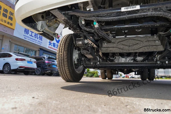 Foton Xiangling M1 Pro Luxe 1.6L 122 ch 4X2(6 roues) Essence Camion plateau simple cabine 3,05 m (pneu arrière simple) Châssis (2) | 86Truck