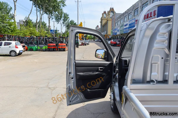 Foton Xiangling V2 Basic 1.6L 122hp 4X2(6 wheels) Gasoline 3.3m Single Row Stake Truck Cab (1) | 86Trucks