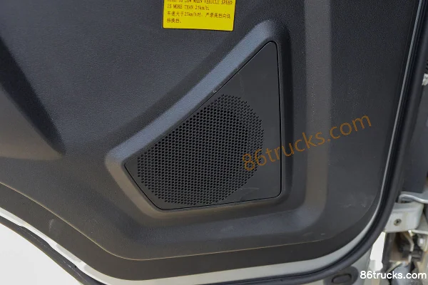 Sinotruk HOWO Hanjiang M 145 hp 4X2(6 wheels) 3.65m single-row cage cargo light truck (WLY 8-speed) Cab (3) | 86Trucks