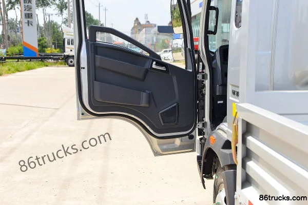 Sinotruk HOWO Hanjiang M2 2.3L diesel 148 ch 4X2(6 roues) WLY 5 vitesses camion porteur plateau 4,15 m monoplace Cabine (2) | 86Trucks