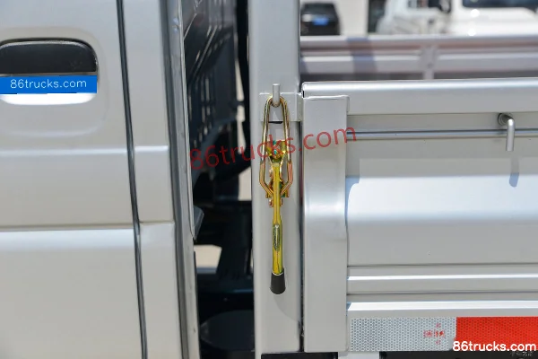 Dongfeng Xiaobawang W08 1.5L 113 hp 4X2(6 wheels) 2.5m double-row flatbed light truck (China VI) Body (3) | 86Trucks