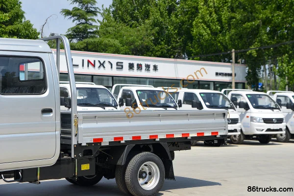 Dongfeng Xiaobawang W08 1.5L 113 hp 4X2(6 wheels) 2.5m double-row flatbed light truck (China VI) Body (1) | 86Trucks