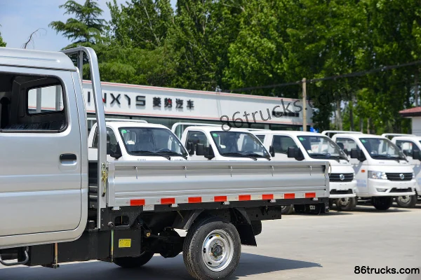 Dongfeng W08 Luxury Edition 1.6L Gasoline 123hp 4X2(6 wheels) Mengwo 5-Speed Single Rear Tire 2.5m Double Row Flatbed Mini Truck Body (1)