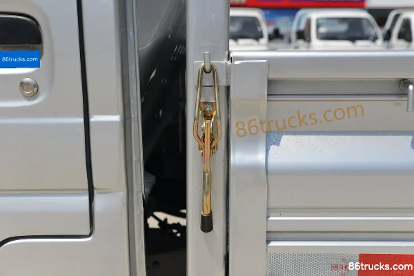 Dongfeng W08 1.2L Gasoline 91hp 4X2(6 wheels) 5-Speed 3.05m Single Row Flatbed Light Truck (New Interior) Body (3) | 86Trucks