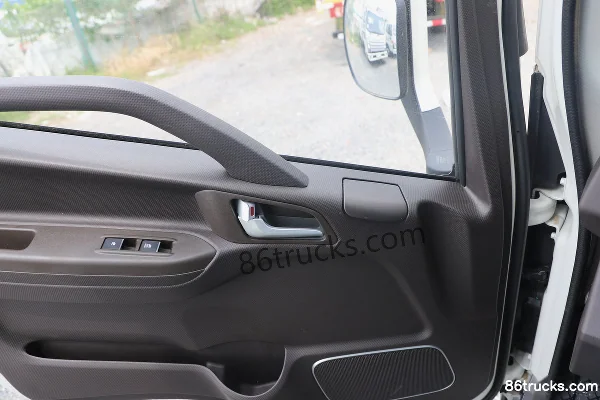 JAC Junling A6 2.5L Diesel 170hp 4X2(6 wheels) Xingrui 6-speed 4.15m single-row van light truck Cab (3) | 86Trucks