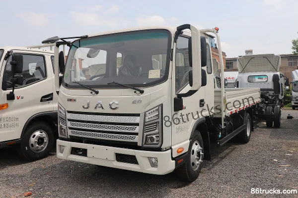 JAC Junling A6 2.5L Diesel 170 hp 4X2(6 wheels) Fast Gear 8-Speed 3.85m One-and-a-Half Row Stake Truck Exterior (3) | 86Trucks