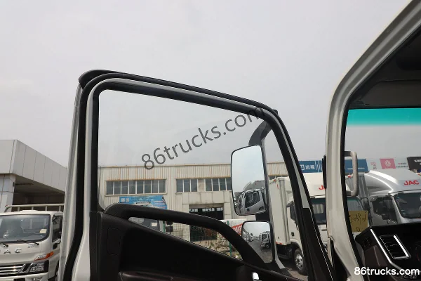 JAC Junling A6 2.5L Diesel 170 hp 4X2(6 wheels) Fast Gear 8-Speed 3.85m One-and-a-Half Row Stake Truck Cab (3) | 86Trucks
