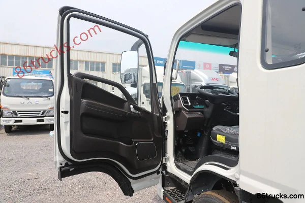 JAC Junling A6 2.5L Diesel 170 hp 4X2(6 wheels) Fast Gear 8-Speed 3.85m One-and-a-Half Row Stake Truck Cab (1) | 86Trucks