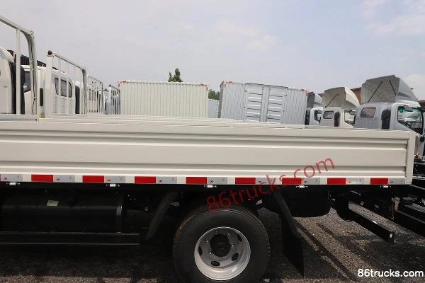 JAC Junling A6 2.5L Diesel 170 hp 4X2(6 wheels) Fast Gear 8-Speed 3.85m One-and-a-Half Row Stake Truck Body (2) | 86Trucks
