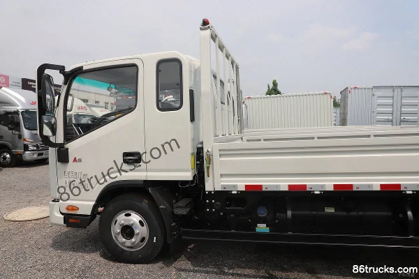 JAC Junling A6 2.5L Diesel 170 hp 4X2(6 wheels) Fast Gear 8-Speed 3.85m One-and-a-Half Row Stake Truck Body (1) | 86Trucks