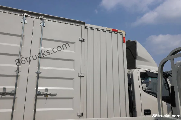 JAC Junling V7 141 hp 4X2(6 wheels) 6.2 m single-row van cargo truck Body (3) | 86Trucks