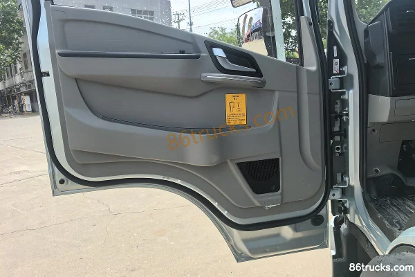 Sinotruk Tongshuai 2.5L Diesel 185 hp 4X2(6 wheels) Sinotruk 12-speed AMT Automatic 3.85m Semi-row Stake Light Truck Cab (3) | 86Trucks