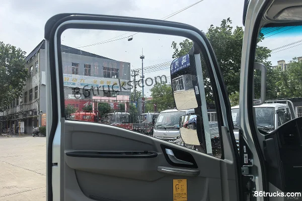 Sinotruk Tongshuai 2.5L Diesel 185 hp 4X2(6 wheels) Sinotruk 12-speed AMT Automatic 3.85m Semi-row Stake Light Truck Cab (2) | 86Trucks