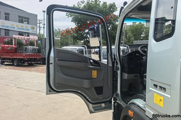 Sinotruk Tongshuai 2.5L Diesel 185 hp 4X2(6 wheels) Sinotruk 12-speed AMT Automatic 3.85m Semi-row Stake Light Truck Cab (1) | 86Trucks