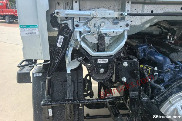 Sinotruk Tongshuai 2.5L Diesel 185 hp 4X2(6 wheels) Sinotruk 12-speed AMT Automatic 3.85m Semi-row Stake Light Truck Chassis (3) | 86Trucks