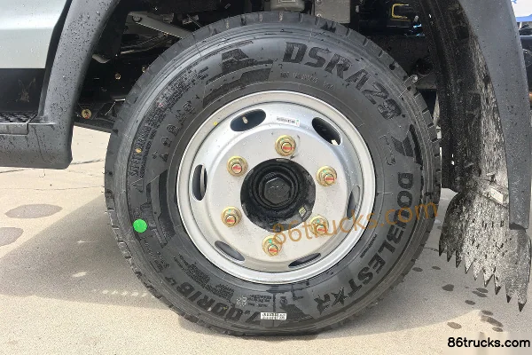 Sinotruk Tongshuai 2.5L Diesel 185 hp 4X2(6 wheels) Sinotruk 12-speed AMT Automatic 3.85m Semi-row Stake Light Truck Chassis (2) | 86Trucks