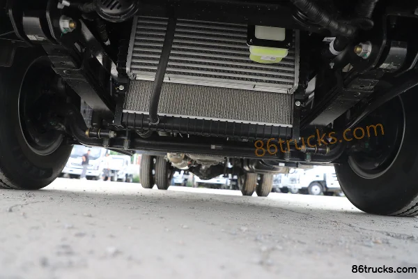 Foton Xin Jieyun Roi du sous-sol 2,5L diesel 155 ch 4X2(6 roues) 6 vitesses 4,17 m cabine simple camion léger plateau Châssis (1) | 86Trucks