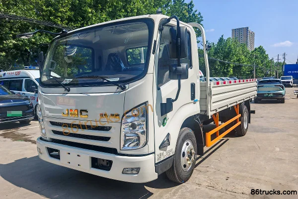 JMC Blue Whale Medium Body 2.5L Diesel 174 hp 4X2(6 wheels) Fast Gear 8-speed 4.2m Single Row Flatbed Light Truck Exterior (3) | 86Trucks