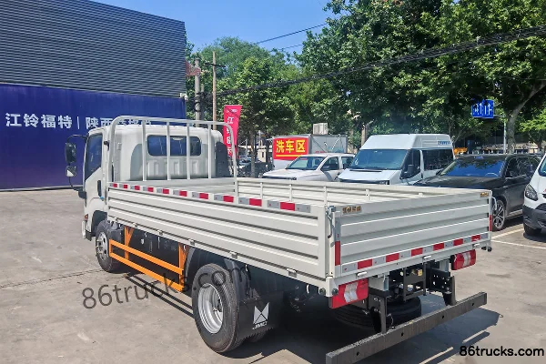 JMC Blue Whale Medium Body 2.5L Diesel 174 hp 4X2(6 wheels) Fast Gear 8-speed 4.2m Single Row Flatbed Light Truck (3) | 86Trucks