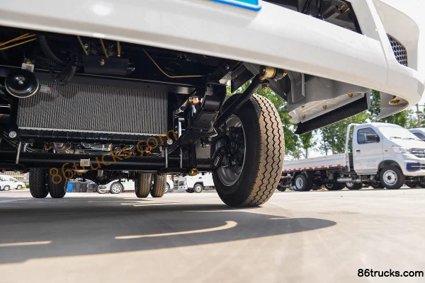Dongfeng W17 1.6L Gasoline 123 hp 4X2(6 wheels) Mengwo 5-Speed Hydraulic Brake 3.78m Crew Cab Flatbed Mini Truck Chassis (3) | 86Trucks