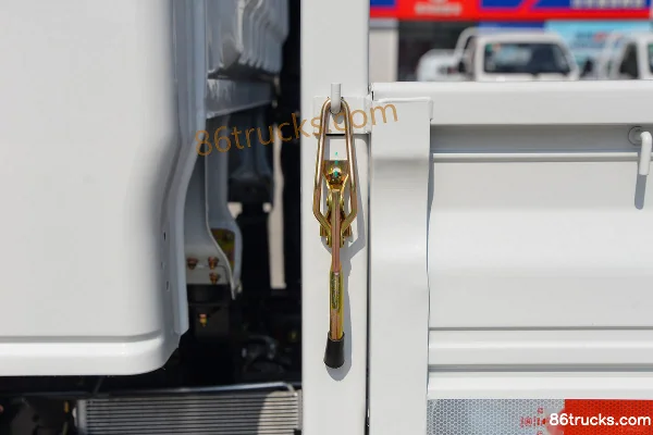 Dongfeng W17 1.6L Gasoline 123 hp 4X2(6 wheels) Mengwo 5-Speed Hydraulic Brake 3.78m Crew Cab Flatbed Mini Truck Body (2) | 86Trucks