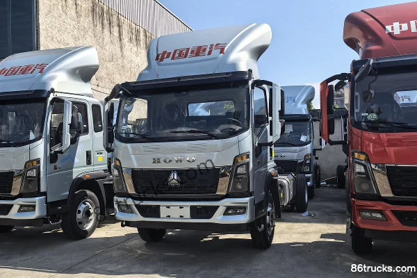 Sinotruk Tongshuai 2.5L Diesel 180 hp 4X2(6 wheels) 12-Speed 4.15m Single Row Flatbed Light Truck Exterior (3) | 86Trucks