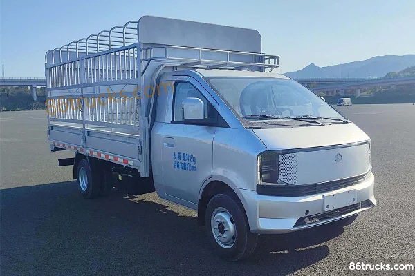 Changan Kuayue Xingta Flagship 1.6L Gasoline 120hp 4X2(6 wheels) WLY 5-Speed 3.8m Single Row Stake Truck Exterior