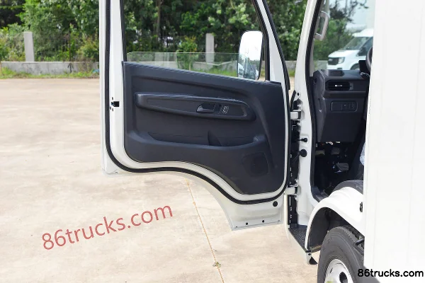 JMC New Shunda Standard Edition 2.5L Diesel 136hp 4X2(6 wheels) WLY 5-Speed 3.7m Single Row Van Light Truck Cab (2) | 86Trucks
